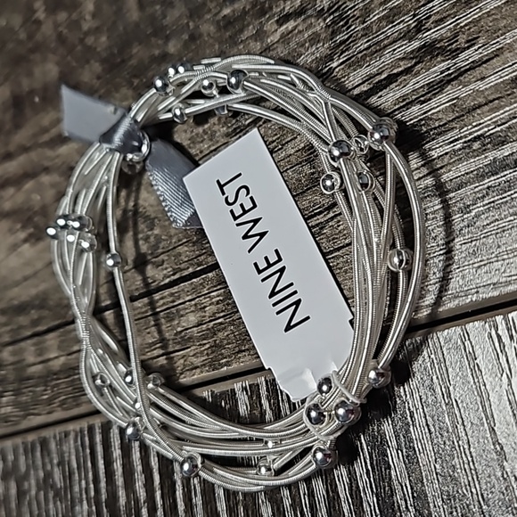 Nine West set of 8 stretch bracelets in shiny silver - with silver beads - Picture 6 of 6